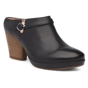 Leather upper
Heel 3”
Size 41 (US Women's 10.5-11)
Width regular
Never worn